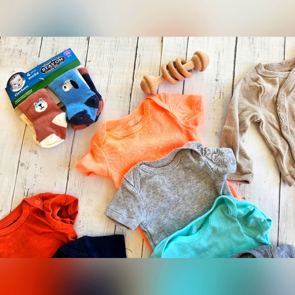 Large LOT of 16 Pieces Newborn Onesies, Clothes, New Socks, New Pacifiers - Picture 5 of 9